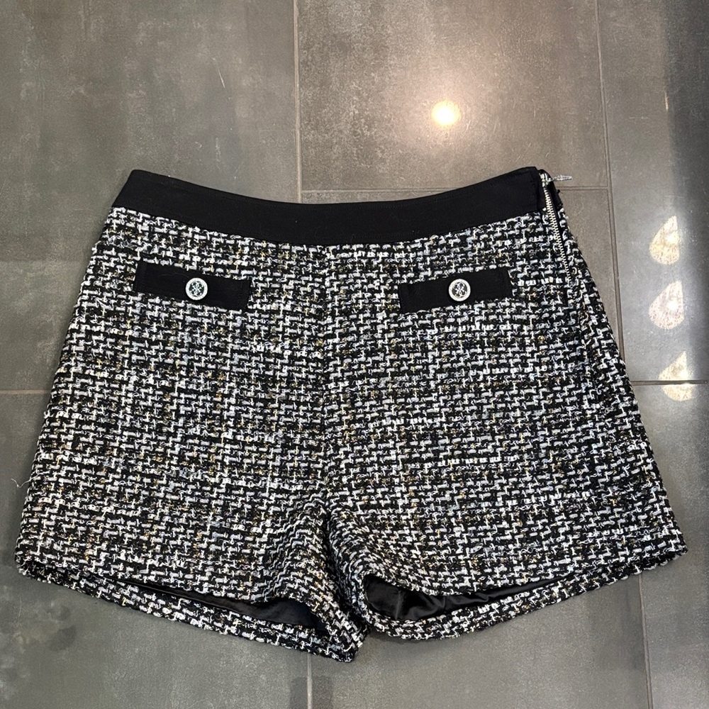 Guess women’s shorts. No belt.